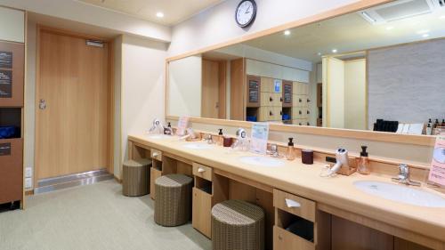 青森Dormy Inn Aomori Natural Hot Spring的一间带三个水槽和大镜子的浴室