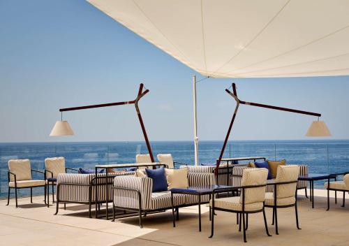 普拉Grand Hotel Brioni Pula, A Radisson Collection Hotel的一组桌椅,享有海景