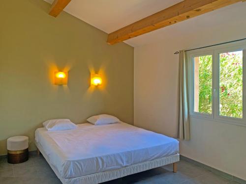 博尼法乔摩尔拉乡间酒店的卧室配有一张床,墙上有两盏灯