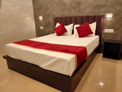 Hotel Goyal Palace客房内的一张或多张床位