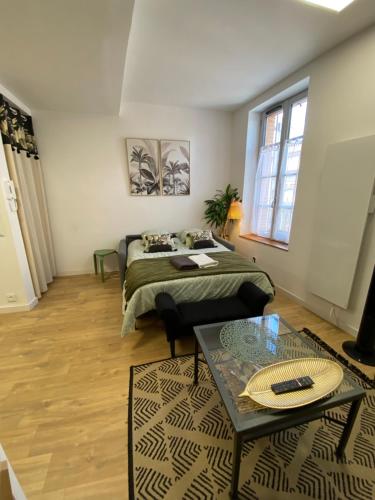 蒙托邦Le Studio的一间卧室配有一张床和一张桌子