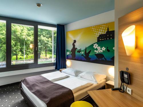 哥廷根哥廷根城B&B酒店的一间卧室设有一张床和一个大窗户