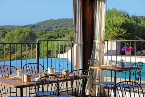 博尼法乔摩尔拉乡间酒店的美景阳台配有2张桌子和椅子