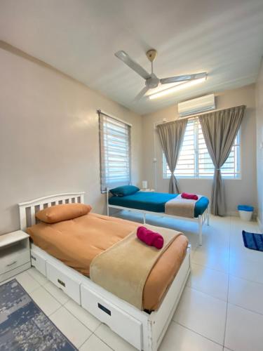 甲抛峇底Homestay Aalaiya Bertam Kepala Batas - Fully Aircond的一间卧室配有两张床和吊扇