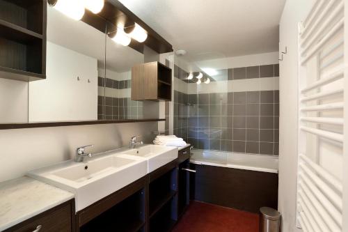 拉富Vacancéole - Les Chalets du Verdon的浴室设有2个水槽和镜子