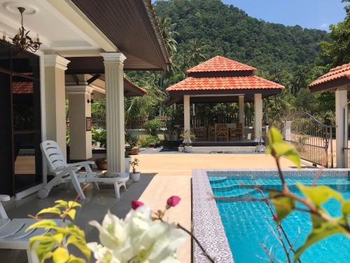 高兰Orchid Pool -Villa 3 bedrooms的一座带游泳池和凉亭的房子