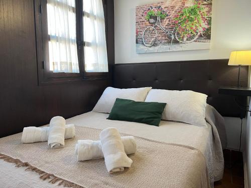科尔多瓦Apartamento Corredera的一间卧室配有带毛巾的床