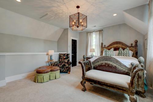 哥伦比亚Summer Kitchen Cottage的一间卧室配有一张特大号床和吊灯。