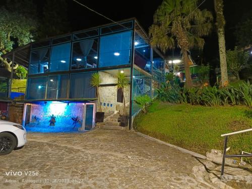里奥内格罗FINCA HOTEL SANTO TOMAS REAL的一座建筑,在晚上前方有一个水族馆