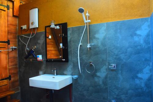 达瓦拉维Wild Lake Side的一间带水槽和淋浴的浴室