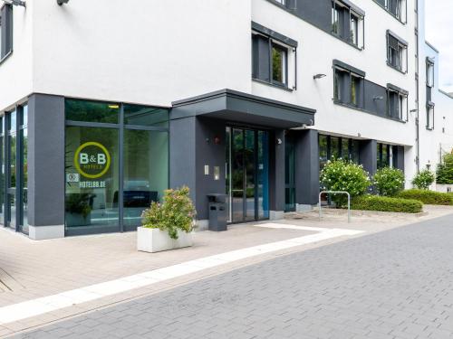 斯图加特B&B Hotel Stuttgart-Airport/Messe的大楼的入口