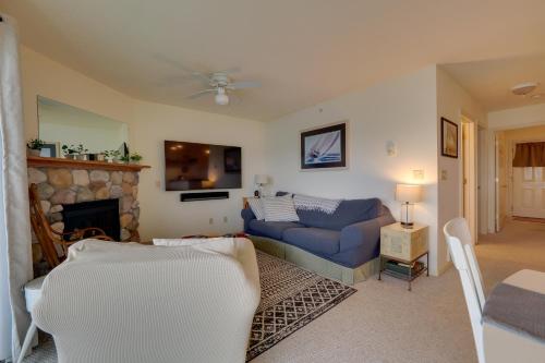 OnekamaBeachfront Onekama Vacation Rental with Balcony!的客厅设有蓝色的沙发和壁炉