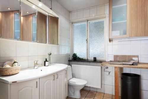 StocksundRoom in a spacious villa的白色的浴室设有卫生间和水槽。