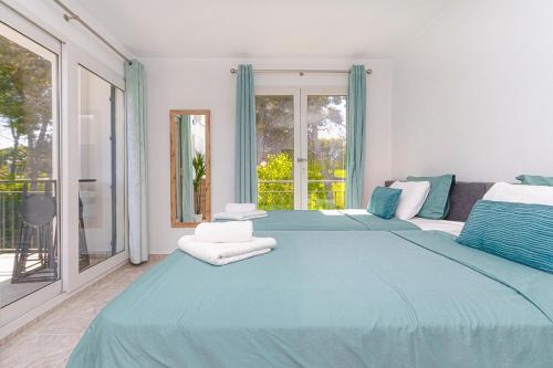 阿利坎特Presidential suite Villamartin Plaza First line Golf Quiet and confortable的一间卧室配有一张大蓝色的床和毛巾