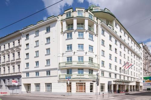 维也纳维也纳阿纳纳斯奥地利时尚酒店的街道拐角处的白色大建筑