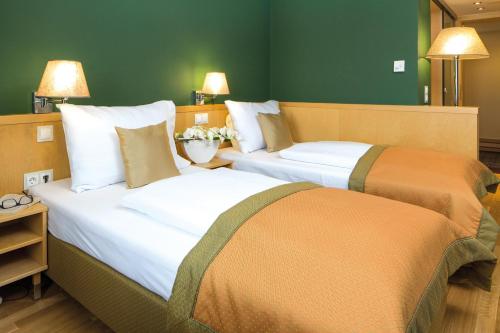 维也纳维也纳阿纳纳斯奥地利时尚酒店的两张睡床彼此相邻,位于一个房间里