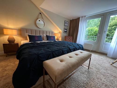伯格奥夫费马恩Hafen Hotel Schützenhof的一间卧室配有一张带黑色毯子和长凳的床。