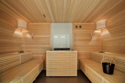 维也纳Austria Trend Hotel Maximilian的木房中设有2个长椅的桑拿浴室