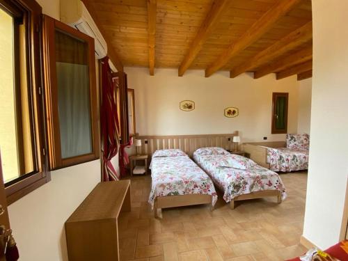La Casetta di Alessia - Agriturismo con camere的一间带两张床的卧室,位于木天花板的房间