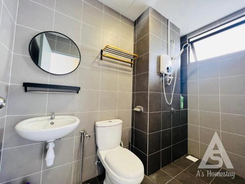 蕉赖Netizen Soho 2pax walking distance MRT Cheras Wi-Fi AsHome的一间带卫生间和水槽的浴室