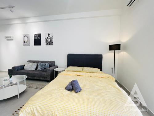 蕉赖Netizen Soho 2pax walking distance MRT Cheras Wi-Fi AsHome的一间卧室配有一张大床和一张沙发