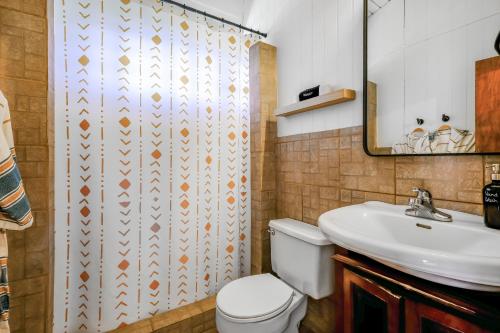 UtuadoCasa Grande Mountain Retreat - Adults Only的一间带卫生间、水槽和镜子的浴室