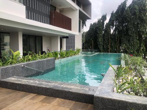 阿克拉SOLEA - Super central, comfortable and modern apartment的一座房子后院的游泳池