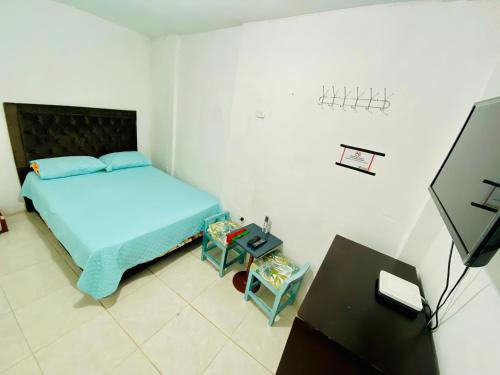 卡塔赫纳Hostal Badillo SV的一间小卧室,配有一张床和电视