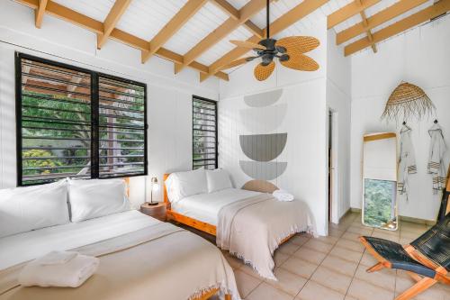 UtuadoCasa Grande Mountain Retreat - Adults Only的客厅配有两张床和吊扇