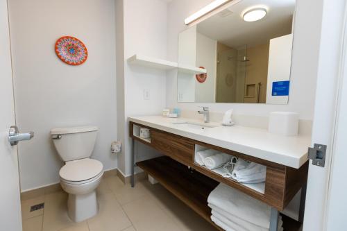 阿拉胡埃拉Hampton By Hilton San Jose Airport Costa Rica的一间带卫生间、水槽和镜子的浴室