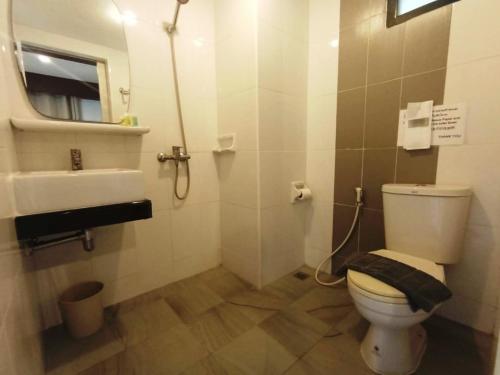 卡塔海滩Kata Noi Bay Inn的一间带卫生间和水槽的浴室