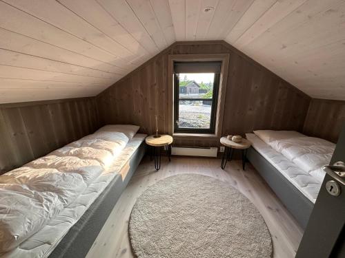 DrangedalHelårs moderne familiehytte med wifi, billader, ski inn, ski ut og utmerket beliggenhet的小房间设有两张床和窗户