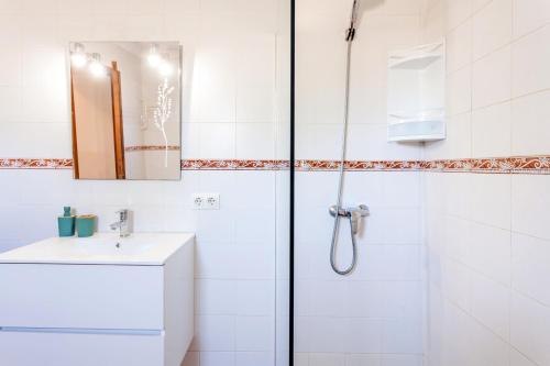 桑坦伊Casa Antigua的带淋浴和盥洗盆的白色浴室