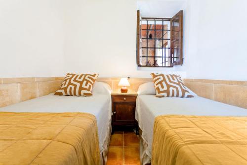 桑坦伊Casa Antigua的两张睡床彼此相邻,位于一个房间里