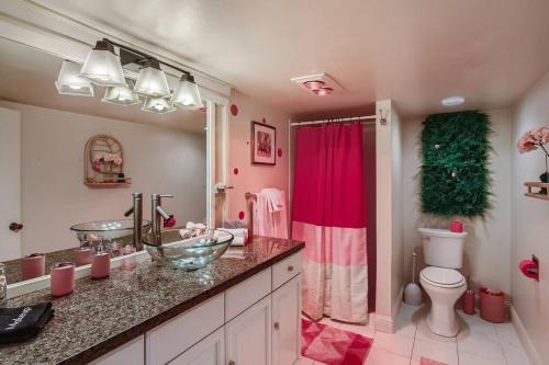 萨克拉门托Barbie's Dream Apt in the City的一间带水槽和卫生间的浴室
