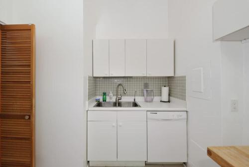 纽约4BR in Manhattan的白色的厨房配有水槽和洗碗机