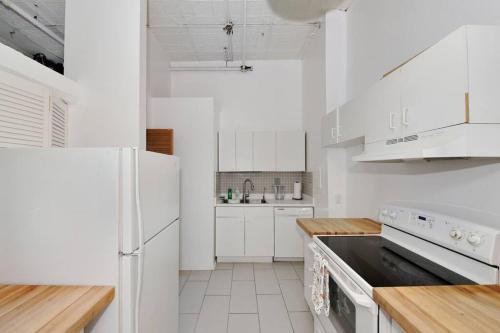纽约4BR in Manhattan的白色的厨房配有白色家电和白色橱柜