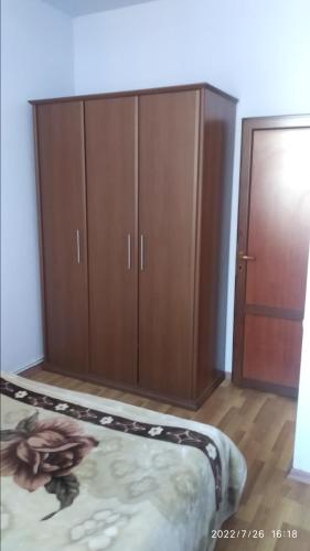 塞凡Nairi的一间卧室配有一张床和木制橱柜