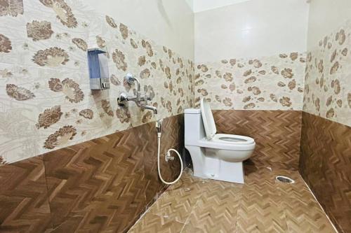 海得拉巴Bigson Service Apartments Gachibowli的一间位于客房内的白色卫生间的浴室