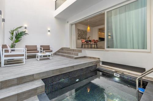 彭布罗克Heated Pool Luxury in Pembroke St Julians的一座带游泳池和客厅的房子
