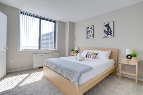 阿林顿Style & Fantastic Apartment in Crystal City!的一间卧室设有一张大床和一个大窗户