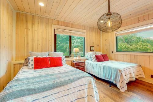 本顿维尔Lefty's的配有木墙和窗户的客房内的两张床