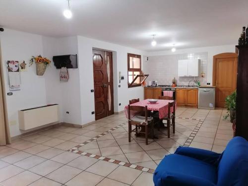 Villa Simone (Cagliari, Escalaplano, Sardegna)的一间带桌子的客厅和一间厨房