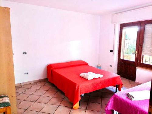 Villa Simone (Cagliari, Escalaplano, Sardegna)的一间设有红色床和红色毯子的房间