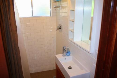 特拉基1 bedroom, 2 bath, sleeps 4 adults West End of Donner Lake DLR#105的白色的浴室设有水槽和镜子