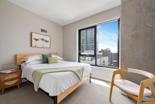 芝加哥Xl apartments at the GoldCoast- Cloud9-833的一间卧室设有一张床和一个大窗户