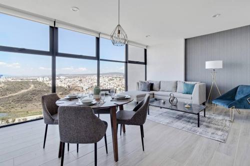 MirandaDepartamento elegante en Querétaro的客厅配有桌椅和沙发