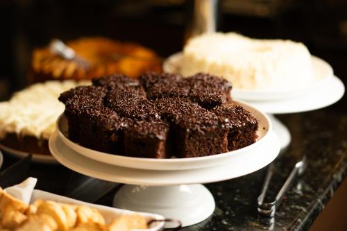 伊瓜苏圣拉斐尔舒适型酒店的桌上的一块巧克力蛋糕