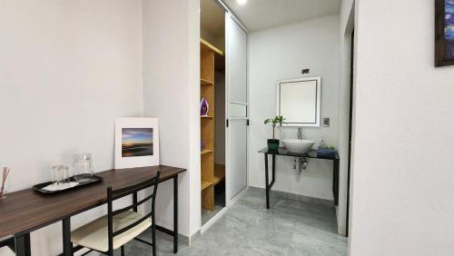 La Palma Coliving的客房内的浴室设有书桌和水槽