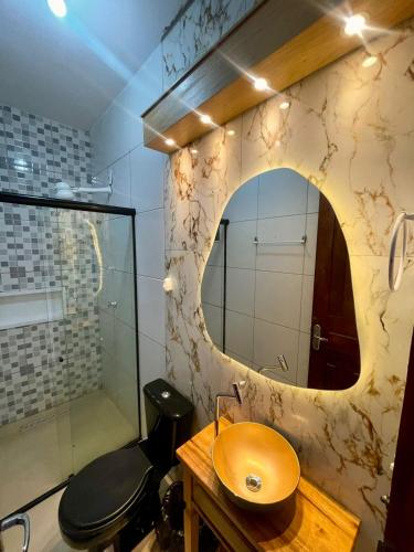 乌巴雅拉Ap Zen的一间带水槽和镜子的浴室